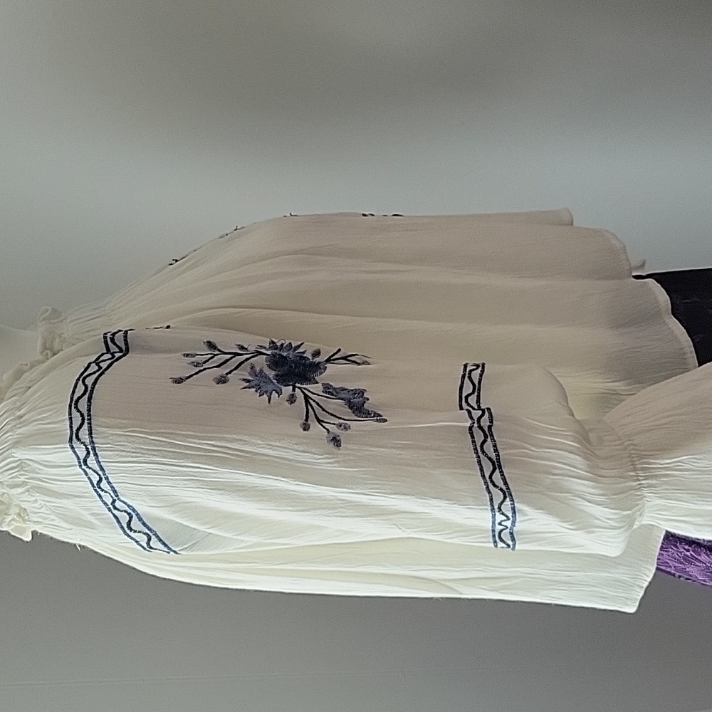 American Eagle Outfitters XS Embroidered Off Shoulders Top NWT - Picture 7 of 10